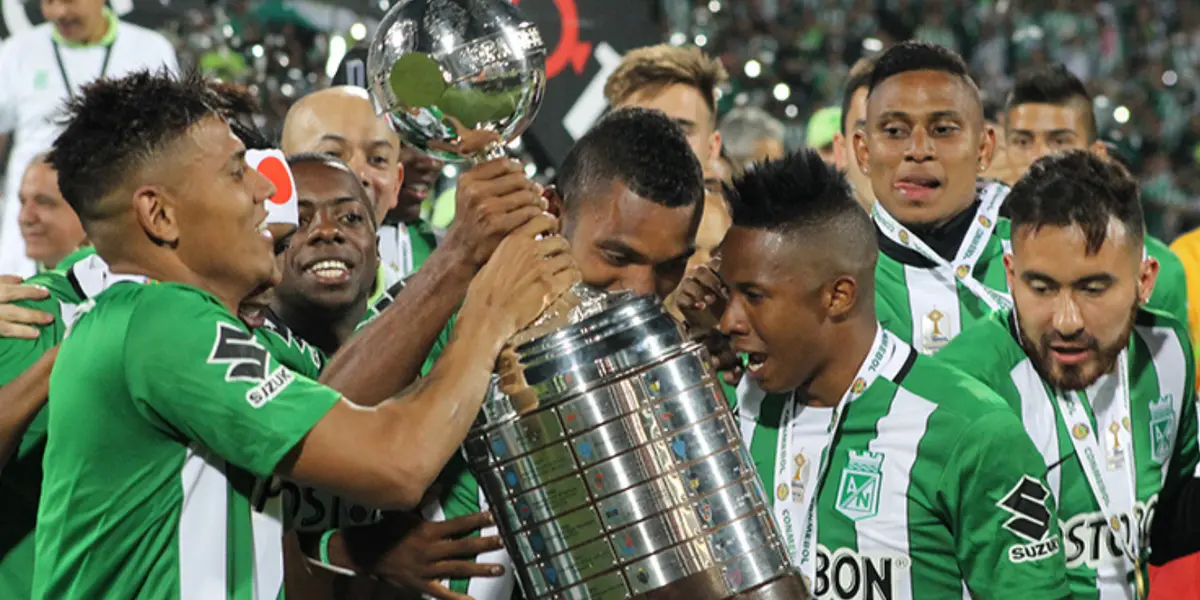 Alex Mejía, Macnelly Torres y Miguel Borja levantando la CONMEBOL Libertadores de 2016 Foto. Conmebol