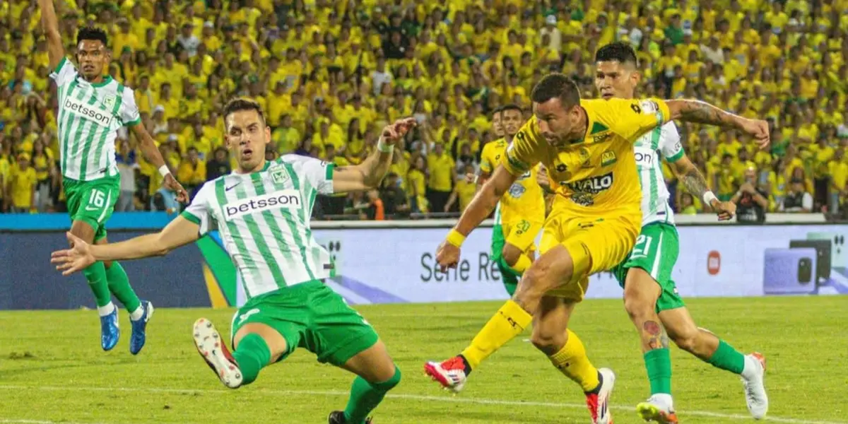 Atlético Nacional levanta la copa de la Superliga tras vencer a Bucaramanga en penales. Foto: Nacional