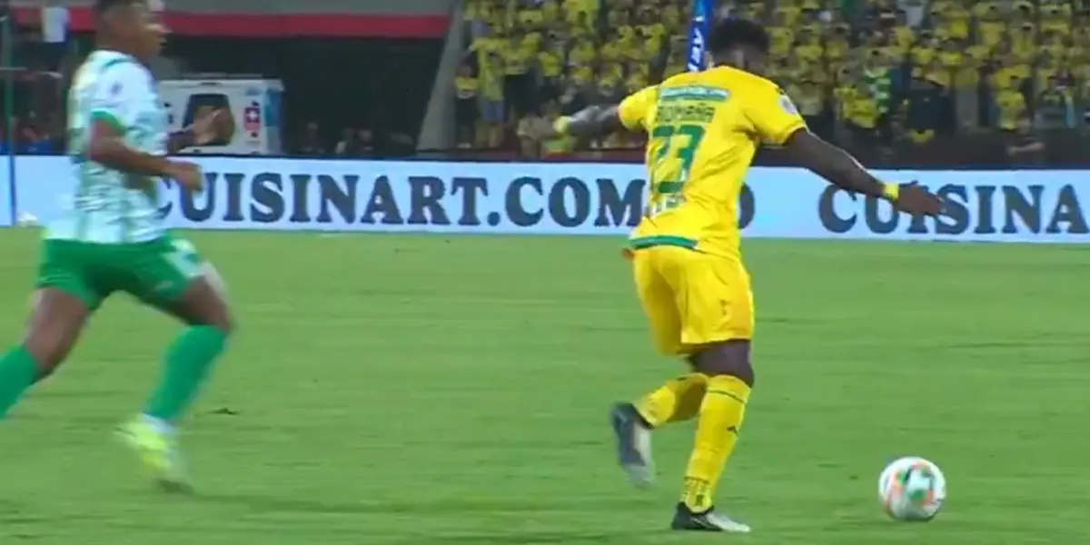 Carlos Ortega está siendo señalado por esta debatible jugada en Superliga. Foto: Win