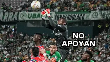 Harlen Castillo disputando una pelota en medio del Nacional vs Pasto de este domingo